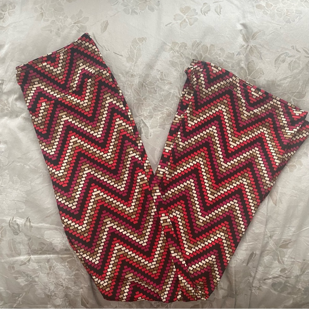 Women’s high rise flared pants. 2 pack. Multi red and solid black. NWT. L - Picture 9 of 14